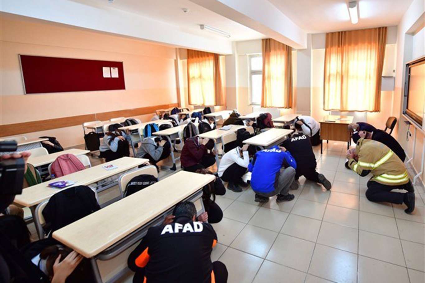 Diyarbakır'da "Deprem Anı ve Tahliye Tatbikatı" gerçekleştirildi Diyarbakır'da "Deprem Anı ve Tahliye Tatbikatı" gerçekleştirildi